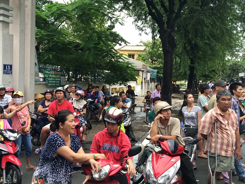 Vụ việc thu hút đông đảo người dân quan sát